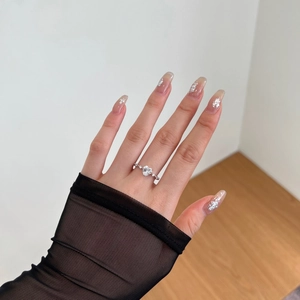 Detail view of S925 sterling silver ring with heart-shaped pink zircon on a model hand