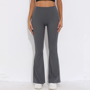 Detail der dunkelgrauen Yoga-Schlaghose mit hohem Bund und breitem Taillenbund-Design