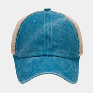 Detalle de gorra azul en algodón lavado con malla transpirable beige y costuras limpias