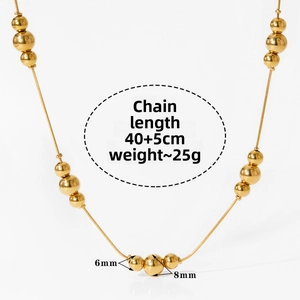 Détail du collier à billes dorées montrant des perles polies de 6mm et 8mm sur chaîne