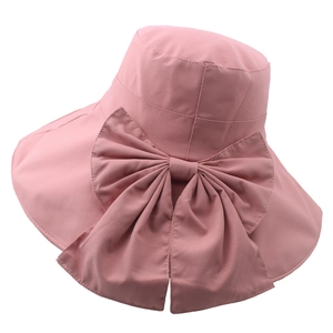 Detail eines rosa Sonnenhutes mit großer Schleife und breiter Krempe für UV-Schutz