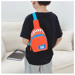 Détail du sac bandoulière orange pour enfants avec sangles bleues en vue de dos
