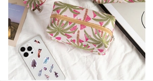 Detail von Tropenpalmen und Wassermelonen-Jacquard-Druck auf tragbarer Kosmetiktasche