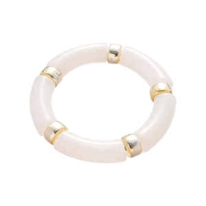 Bracelet tube en acrylique rose et blanc avec perles dorées au style bohème