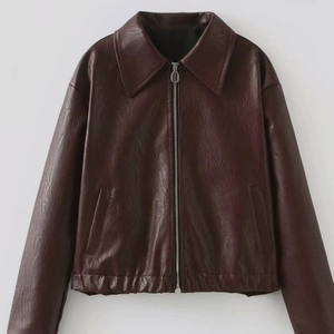 Giacca classica in pelle bordeaux scuro con scollo quadrato e cerniera metallica
