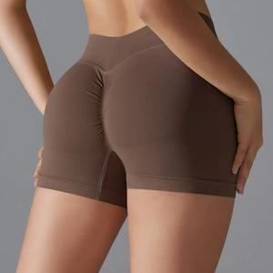 Détail macro de la couture froncée sur un short de yoga sans couture marron