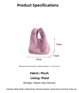 Détail sac à main en peluche léopard rose 17x11x15cm, doublure à carreaux et sans fermeture