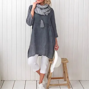 Vestido de lino y algodón gris oscuro para mujer con pantalón blanco y sombrero ancho