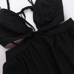 Vue détaillée de la robe de vacances noire avec découpes et détails de cordons de serrage