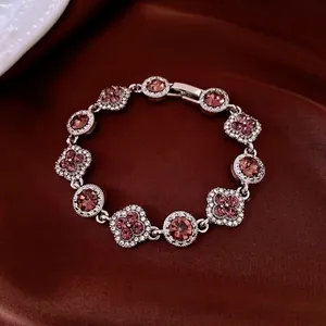 Bracelet vintage argenté aux cristaux de trèfle violets sur velours rouge