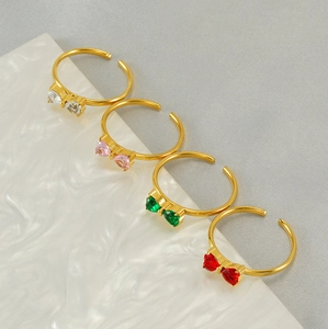 Détail d'un lot de quatre bagues nœuds dorées 18 carats avec zircons cœurs multicolores