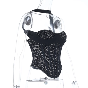 Vue détaillée du corset en dentelle noire montrant les baleines et la texture légère
