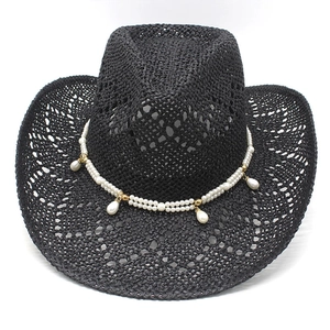 Detail eines schwarzen Cowboy-Strohhuts mit Perlenkette und eleganten Tropfenanhängern