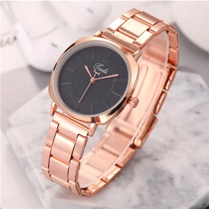 Montre à quartz élégante pour femme en or rose avec cadran noir sur fond marbré
