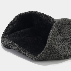Dettaglio in maglia grigio nero con spessa fodera in pile per accessori invernali