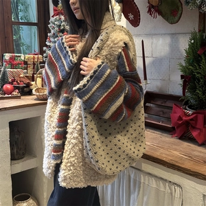 Détail du sac cabas en polaire blanche avec motif étoile bleue dans un décor de Noël