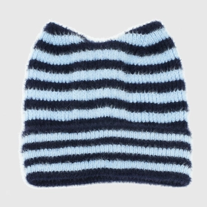 Detail der flauschigen Katzenohr-Strickmütze mit weicher Textur und warmem blauen Garn