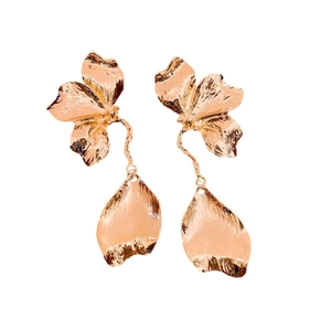 Boucles d'oreilles pendantes fleurs en métal or rose avec finition brossée élégante