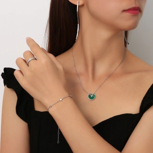 Bracelet en titane argenté avec pendentif malachite verte et zircone cubique micro-pavé