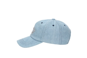 Détail d'une casquette de baseball en jean bleu clair avec broderie blanche et coutures