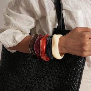 Détail de cinq bracelets vintage en résine acrylique colorée aux textures ondulées