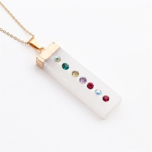 Minimalistische Goldkette mit rechteckigem Kristallanhänger und sieben bunten Schmucksteinen