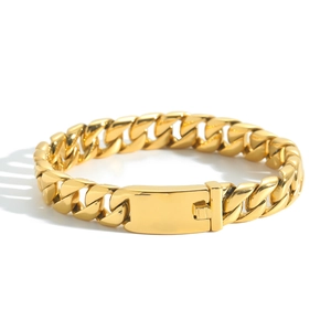 Détail macro du bracelet à mailles gourmette en acier doré avec fermoir rectangulaire lisse