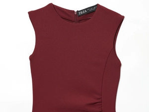 Dettaglio dello scollo dell'abito smanicato rosso vino con etichetta ZBZA e zip
