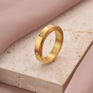 Bague ajourée chiffres romains dorée avec zircons sur pierre et soie rose