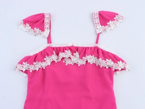 Dettaglio della canotta rosa con bordo in pizzo bianco e paillettes su tessuto leggero