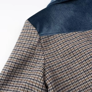 Detailansicht der Schulter mit blauem Samt und braunem Wollstoff im Hahnentritt-Muster