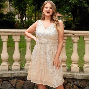 Elegante abito da cocktail champagne con paillettes taglie forti con scollo a V e vita