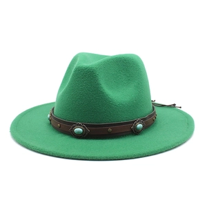 Détail du chapeau en laine vert émeraude avec bande en cuir et clous turquoise
