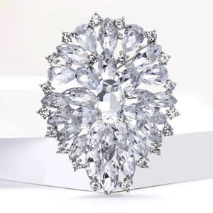 Sparkling crystal flower brooch pin in silver plating for elegant women's suit jackets