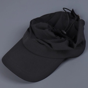 Détail du cordon de serrage réglable et tissu à séchage rapide sur chapeau de soleil noir