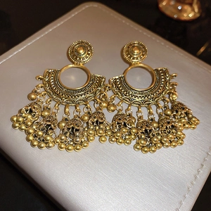 Detailansicht der goldenen Vintage-Fächerohrringe mit kleinen Glocken-Quastenanhängern