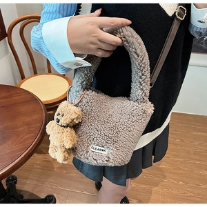 Détail du sac seau en peluche avec étiquette Clear Heart et breloque ours mignon