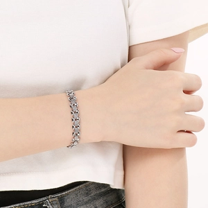 8mm breites silbernes Edelstahl-Gliederarmband mit strukturierter Mesh-Optik am Handgelenk