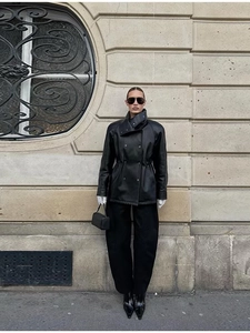 Détails du col montant et de la taille à cordon sur cette veste en cuir noir pour femme