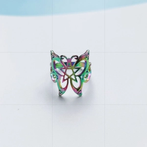 Macro de la bague papillon en acier inoxydable arc-en-ciel avec motif étoile creux