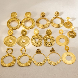Ensemble de boucles d'oreilles créoles en titane plaqué or 18K aux designs géométriques