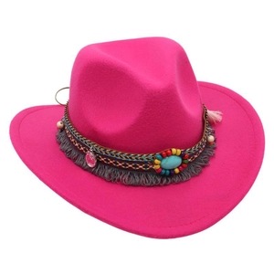 Détail du chapeau en feutre rose fuchsia avec perles ethniques et pierre turquoise