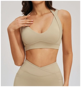 Nahaufnahme von beigefarbenem Sport-BH mit breitem Saum und hochelastischem Rippstoff