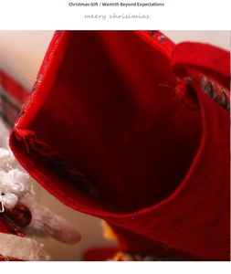 Makrodetail eines roten Weihnachtsstrumpfs mit weißem Pelzbesatz und Aufhängerschlaufe