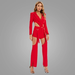 Completo tre pezzi rosso da donna con giacca traforata e pantaloni a vita alta