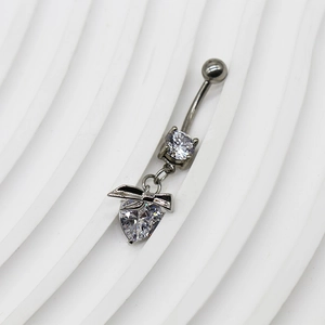 Détail du piercing de nombril en forme de cœur argenté avec zircone et nœud