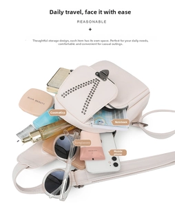 Vue détaillée du sac en cuir PU beige montrant le rangement intérieur bien organisé