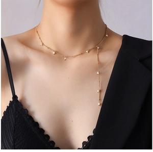 Detail of a versatile gold Y-necklace with pearls, adjustable from choker to long pendant