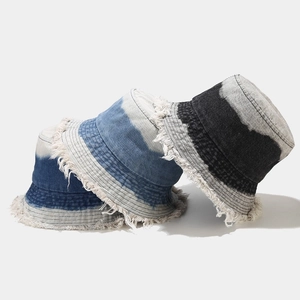 Bobs en denim dégradé avec bords effilochés en bleu foncé, bleu ciel et gris anthracite