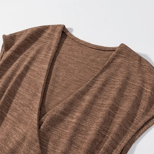 Detailaufnahme des braunen Strickoberteils mit V-Ausschnitt und Waffelstruktur-Gewebe